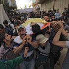 Imatge del funeral d’un dels palestins que van morir a les protestes protagonitzades a la frontera entre Gaza i Israel divendres.