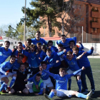 Els jugadors del Juvenil del Lleida celebren la permanència.