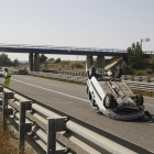 Vista de la furgoneta accidentada ahir a l’A-2 a Lleida i que va ocupar un carril en direcció Barcelona.