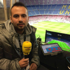 L'Aleix, a la cabina de ràdio del Camp Nou.