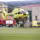 Imagen del helicóptero del SEM que evacuó ayer al herido de mayor gravedad tras la explosión en Santa Fe de Segarra. 