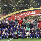 Plantilla y técnicos del Barça posan con la Copa, la trigésima de su historia.