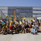 Participants ahir en l’‘homenatge’ al referèndum de l’1-O davant de l’Escola Oficial d’Idiomes de Lleida.