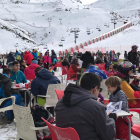 Esquiadores en la terraza de la cafetería de Boí Taüll ayer por la mañana. 