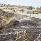 Un bomber en les tasques d’extinció ahir a Cervera.