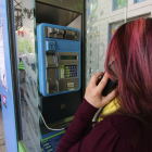 Un dels telèfons públics de pagament que queden a la ciutat de Lleida.