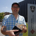 Pere Guixé, amb la cartera i els 550 euros que li va entregar ahir la Urbana.