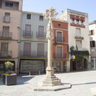 La rèplica de la creu de terme a la plaça Major de Tàrrega.