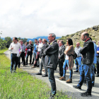 Las autoridades participantes en el encuentro de Barbastro y los asistentes que acudieron a ver ‘in situ’  la vía de Sant Esteve (derecha).
