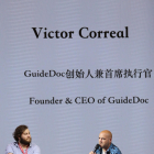 El leridano Víctor Correal (derecha), durante una charla sobre ‘GuideDoc’ en China el año pasado.