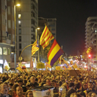 Manifestants de Lleida, portant una de les urnes del referèndum de l’any passat.