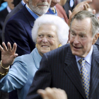 Imatge de George H. W. Bush amb la seua esposa, morta a l’abril.