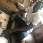 Mbaye, en el momento de firmar el contrato en su casa en Senegal.