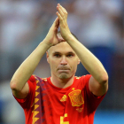 Iniesta aplaude al público tras finalizar su último partido con la selección.