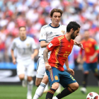 Isco conduce el balón ante la oposición de un contrario.