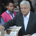 El izquierdista López Obrador, ayer en el momento de votar.