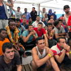 Un grupo de inmigrantes rescatados por el “Open Arms”, escuchando instrucciones de la ONG.
