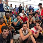 Un grup d’immigrants rescatats per l’‘Open Arms’ escoltant instruccions de l’ONG.