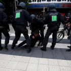 Policías reducen a una de las personas que participaron ayer en las marchas en la ciudad alemana de Chemnitz.