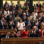 El grup socialista acompanyant Sánchez, ahir, al Congrés.
