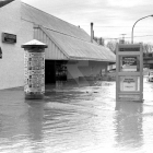 La cabina situada al costat de Mercolleida en plena inundació del 1982