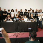 Familiares de los encausados atienden a los medios en Pamplona.