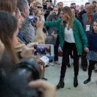 Dos apoderados de Vox increpan a Susana Díaz cuando acude a votar