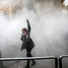 Manifestante durante una protesta en la universidad de Teherán.