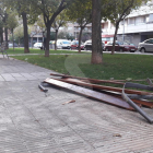 Banc destrossat a la plaça Orvepard de Pardinyes