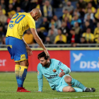 Gálvez consuela a Messi, caído en el suelo, en una acción del partido de ayer.