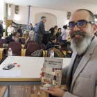 L’autor, el lleidatà Òscar Palazón, ahir a la Biblioteca Comarcal de Cervera abans de la presentació.