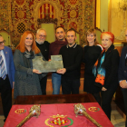 Els directors del Centre de Titelles de Lleida recullen el guardó a la sala d’actes de la Paeria.