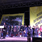 Familiares de los presos en Lledoners en el escenario ayer durante el acto frente a la cárcel. 