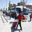 Los pasajeros del tren de la R-14 que tuvieron que hacer trasbordo en Montblanc para llegar a Lleida.