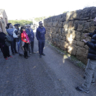 Participantes en la ruta guiada al patrimonio de piedra seca de Torrebesses.