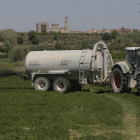 Imagen de archivo de una cisterna aplicando purines en un campo de alfalfa en Les Borges.