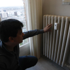 Imatge d’arxiu d’un instal·lador revisant un radiador a Lleida.