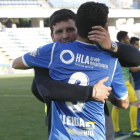 Albadalejo se abraza con Manu Molina el último partido en casa.