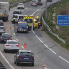 El accidente en la A-2 ocurrido ayer obligó a cortar un carril y causó retenciones en la vía. 