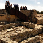 Un grupo de visitantes ayer en pleno recorrido por la fortaleza ibérica de Els Vilars de Arbeca.