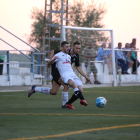 Un jugador del Borges desplaza el balón ante la presión de otro del Sant Ildefons, ayer en el partido.