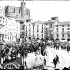 La plaça Mercadal, en una estampa tradicional del mercat setmanal de principis del segle XX.