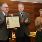 Jordi Mir va rebre el títol de Fill Predilecte de Tremp de mans de l’alcalde en un acte al consistori.
