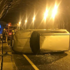 Imagen de un vehículo que volcó ayer tras un accidente en un túnel de la C-13 en Talarn.