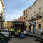 Operaris de Sorigué van recollir ahir cartró i paper del Segrià. A la foto, un dels carrers de Puigverd.