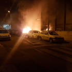 Vista del turisme incendiat ahir al carrer Santa Coloma.