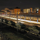 El comboi ferroviari que transportava els tancs va passar ahir a la nit cap a les 23.30 hores per l'estació de Lleida-Pirineus.