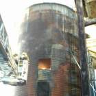 Vista del silo, de 10 metros de alto, incendiado ayer. 