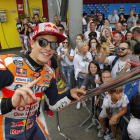 Marc posa amb els seus fans al fons abans d’entrar en el seu ‘motor-home’ al circuit de Mugello.
