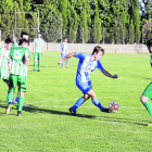 Un jugador del Torregrossa porta la pilota davant de la presència de diversos rivals, ahir durant el partit.
